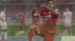 足球打耳光的庆祝动作,足球场上庆祝宝宝出生的动作