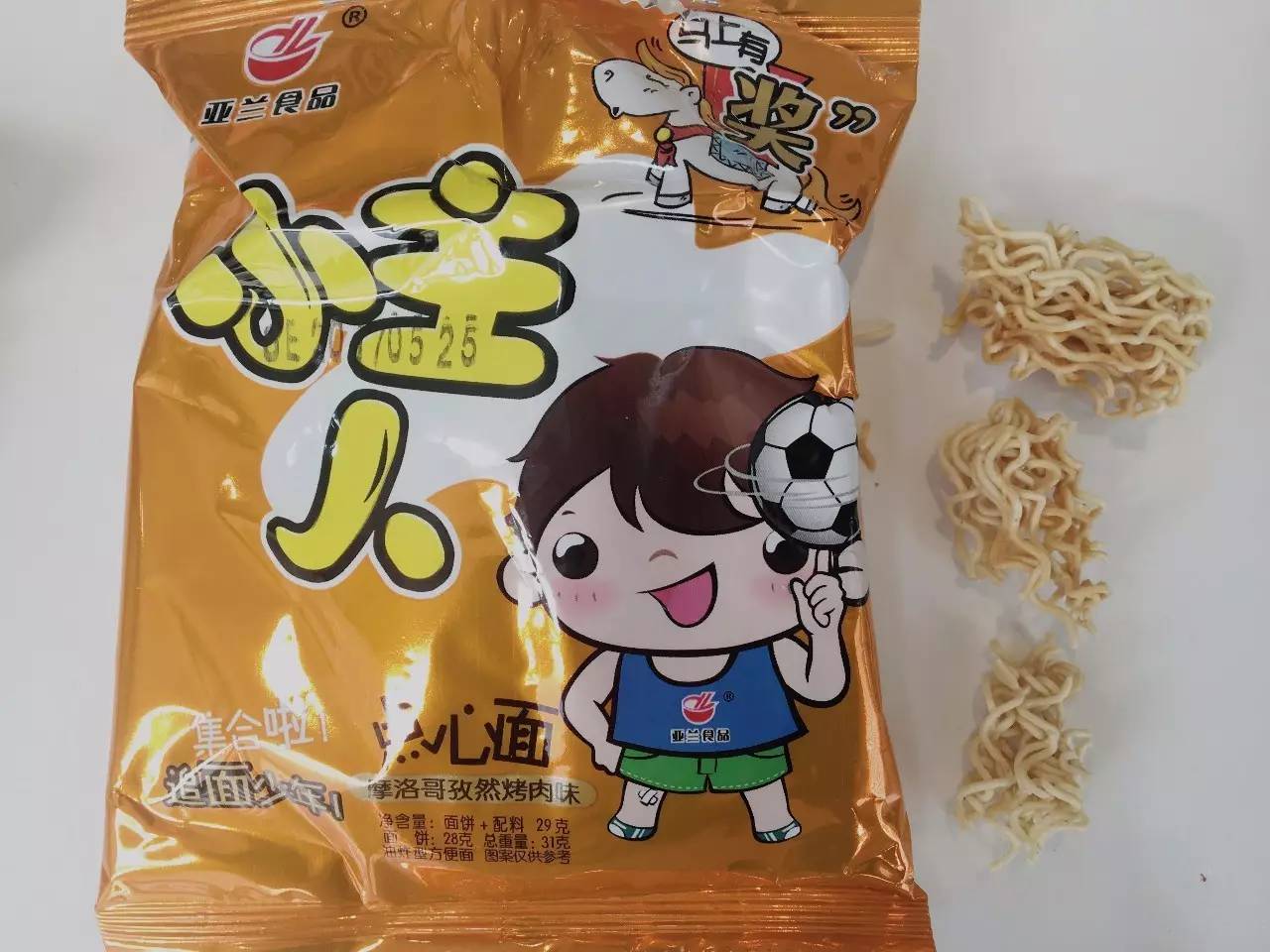 张君雅小浣熊小当家卫龙……谁才是真正的干脆面之王?