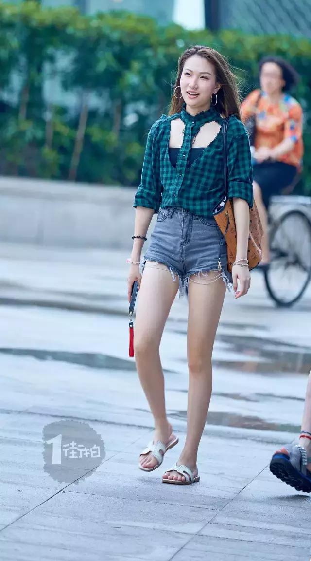 吊带裙一字领显腰身,吊带裙v领气质