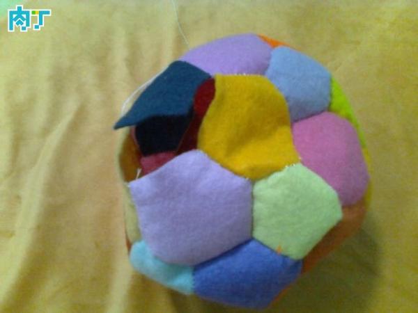 毛绒足球手工制作,不织布足球的做法图片