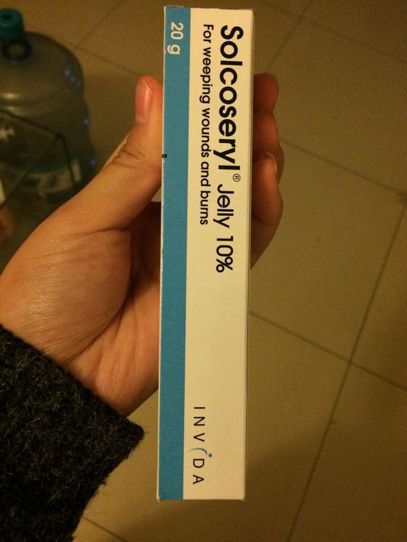 垃圾桶旁边的小猫，我走进了冲着我叫却叫不出声音，只能嘴巴动！