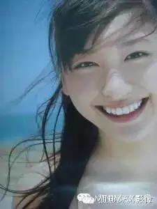 拍照怎么笑得好看又自然不露牙,拍照时如何笑得更好看更自然