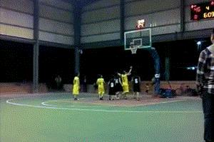 篮球场上的搞笑图片,打篮球加一个人搞笑图片