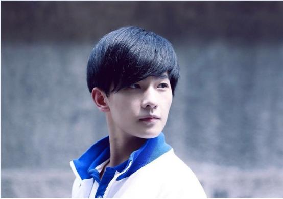 校服一个*绑捆**着我们青春的东西