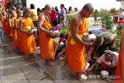 泰国传统佛教习俗为僧侣洗脚是一种积德！