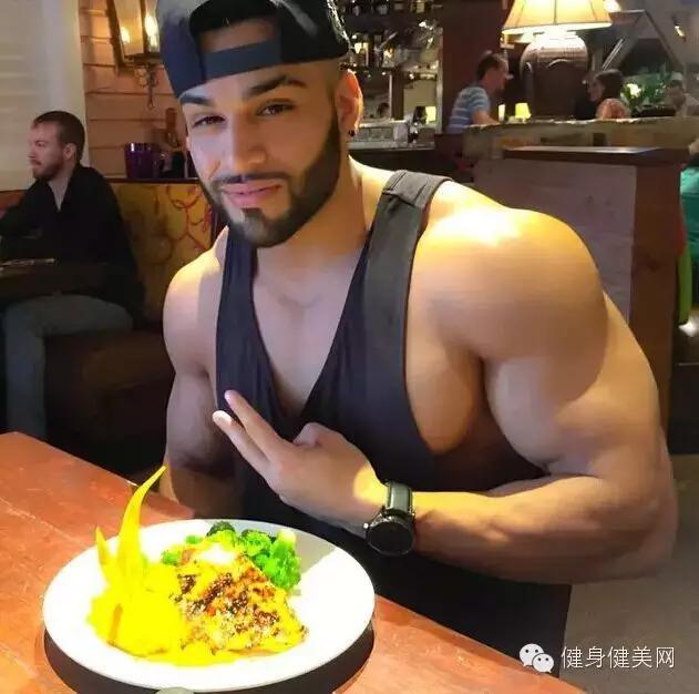 光头络腮胡肌肉男人,肌肉最猛而且非常帅的肌肉男