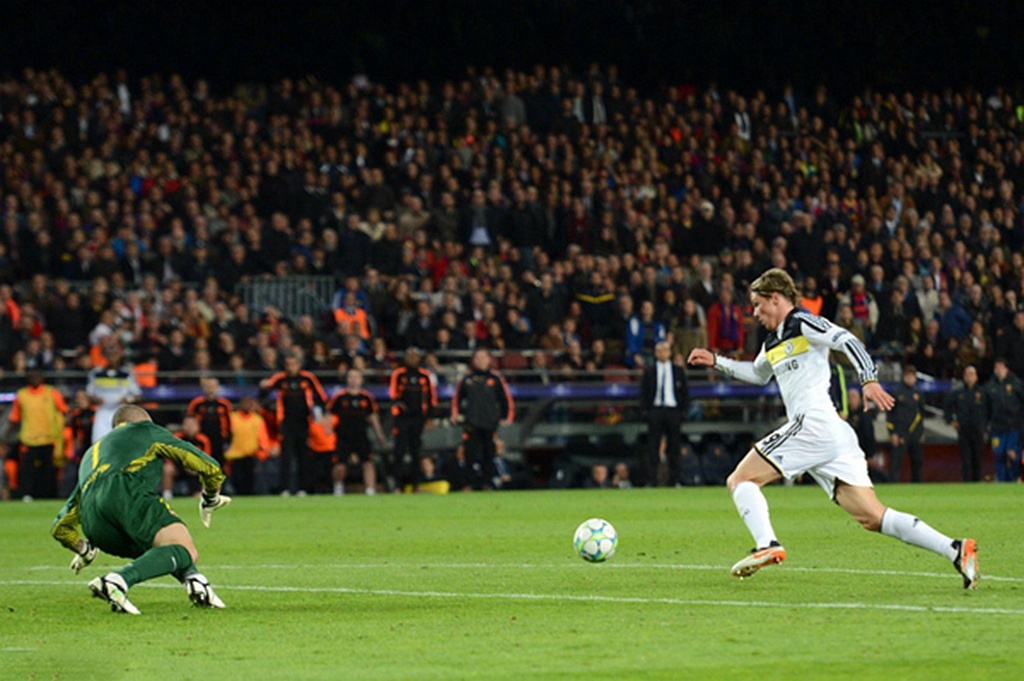 叉烧球岂容错失,FIFAONLINA3新引擎单刀球技巧探讨