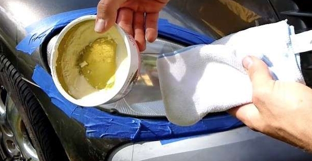 他拿出砂纸把雾化的车灯来回的擦,接下来神奇的事情发生了!