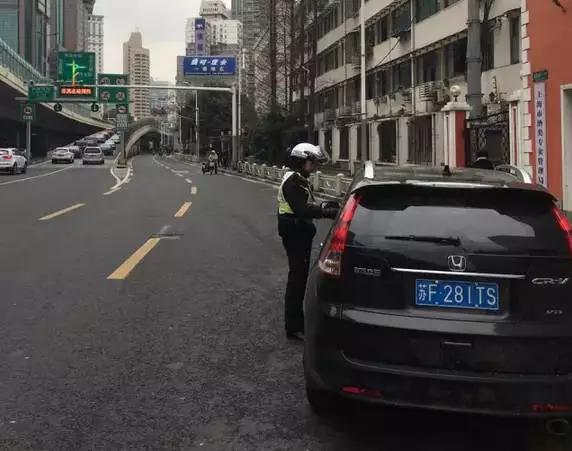 20分钟查获17起外牌车高峰时段“扎堆”占道违停等候上高架！