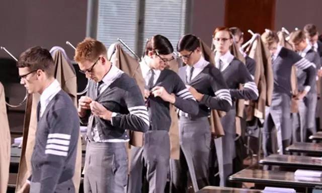 爱信不信光看穿衣真的看不出弯直