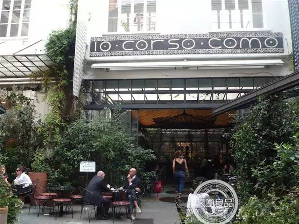 逛翻时装周之米兰站博主把最新款Moschino手机壳给你带回来了！