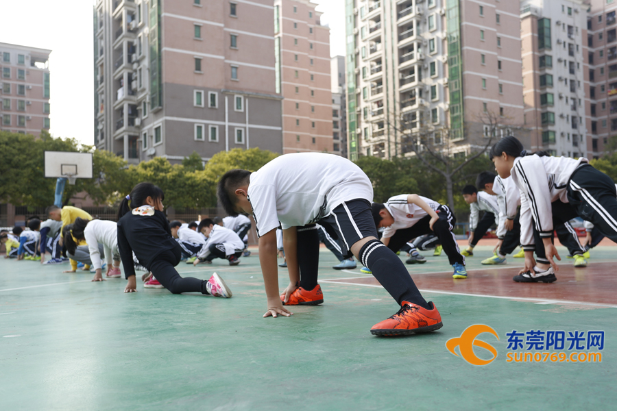 长安中心小学孩纸们好有福，“胡椒”亲自教踢波现场还有人开心到飞起