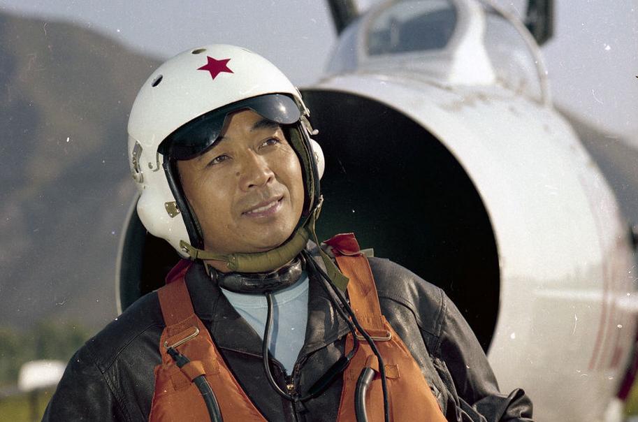 这些中国大明星都曾扮演飞行员,看看哪位最有军人气质?
