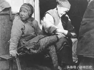 古人为何要给女子裹上小脚,古时候为什么女人要裹小脚