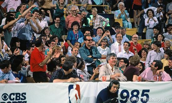 失冠后LBJ谈笑风生有人却痛苦到想在纽约炸汽车