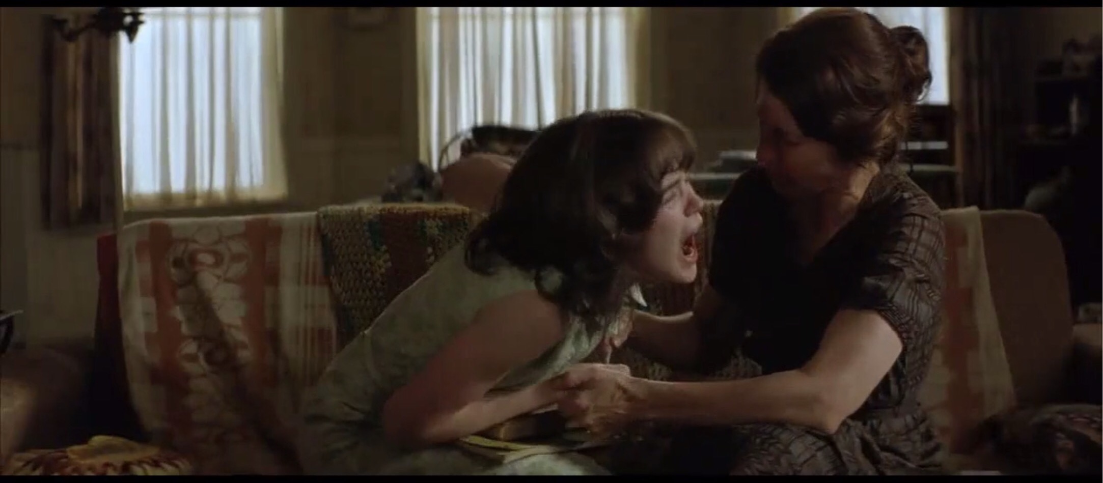 人性的丑恶在此刻一览无遗,人性是扭曲的不忍直视的