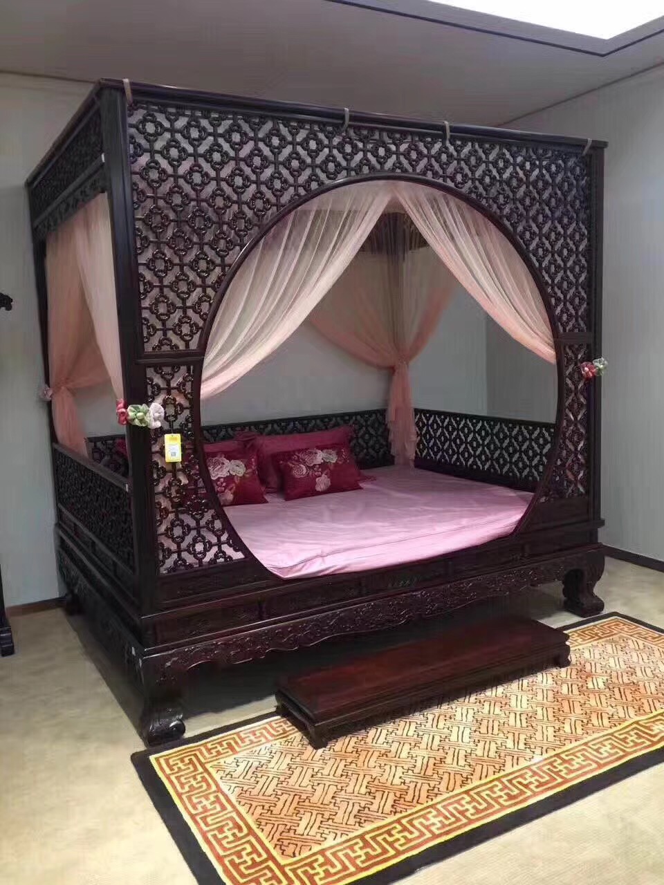 它往那里一摆，就是一首古典中透着高洁的诗！——血檀梅花架子床