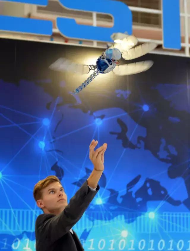 会钓鱼的机器人,能画画的智能机器人