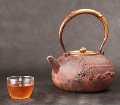 铁壶每天使用前都要清洗掉铁锈,铁壶的除锈和保养