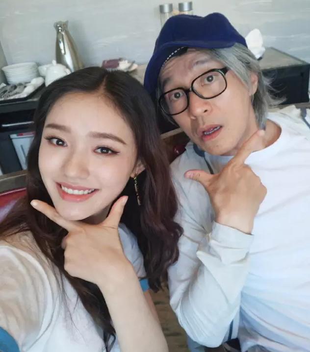 搭卓伟车、吐槽陈伟霆，95后林允毫无偶像包袱，竟然有点可爱！