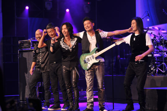 拿保温杯的中年男人,赵明义手里的保温杯