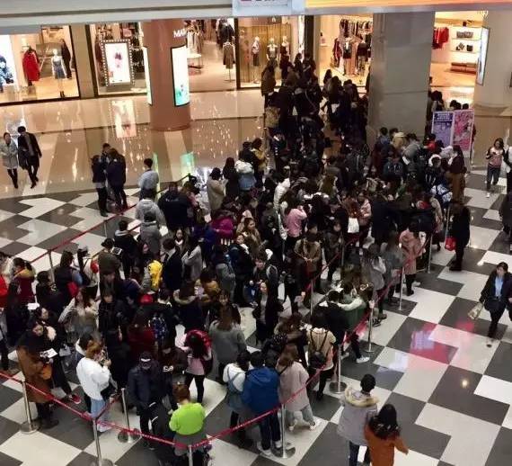 好东西不排队怎么可能买得着？队排越长，我心越荡