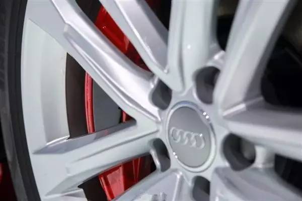 奥迪a6l3.0周年纪念款,奥迪a6l45tfsiquattro臻选动感