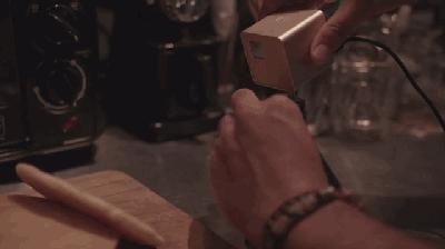 3分钟筹2.5万美金，掌上镭射机，玩转激光雕刻！