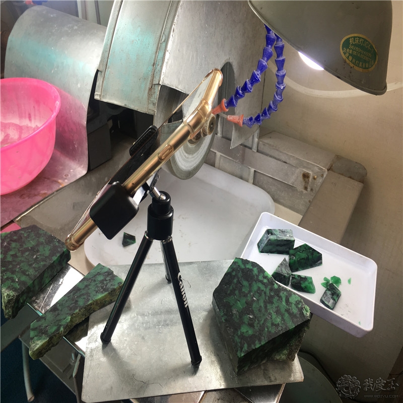 翡翠玉雕雕刻过程,用心去雕刻