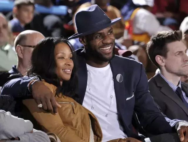 从高中到现在,詹姆斯遇到这么多女人,最后还是和初恋在一起