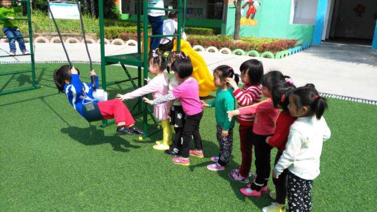 孩子在幼儿园不合群该怎么引导,孩子在幼儿园里太内向怎么办