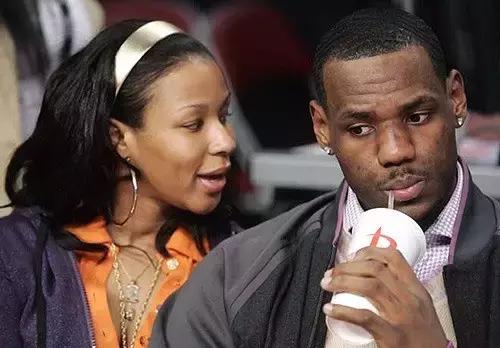 从高中到现在,詹姆斯遇到这么多女人,最后还是和初恋在一起