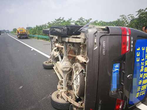 高速发生车祸幸存的6岁女孩后续,高速路翻车救人感人视频