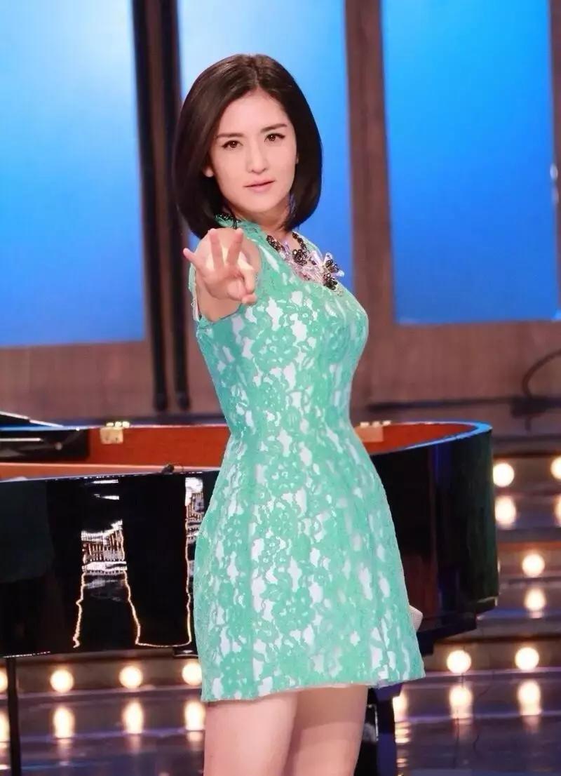 终于知道娱乐圈哪对CP爱撒狗粮了，隔着屏幕都闻到恋爱的酸臭味