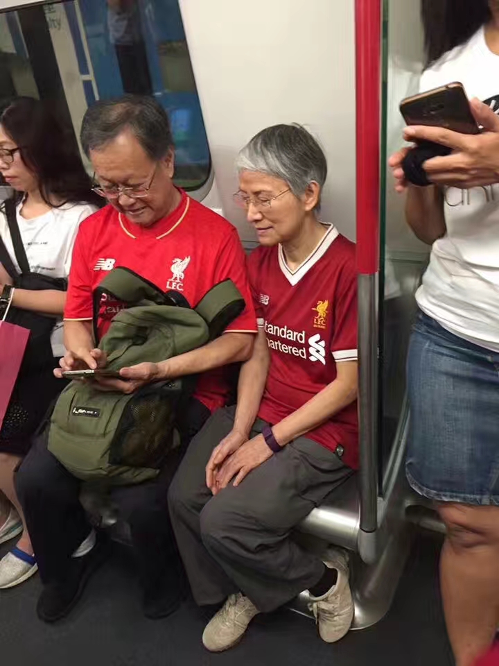 一首92岁老奶奶的情诗：爱上足球，情人节每天都过