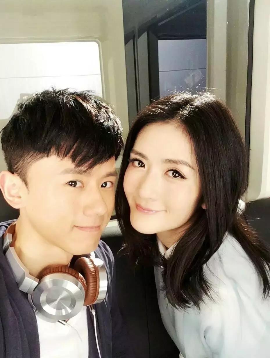 终于知道娱乐圈哪对CP爱撒狗粮了，隔着屏幕都闻到恋爱的酸臭味