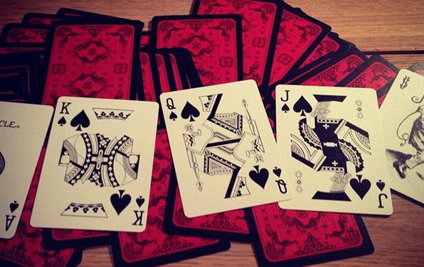 扑克牌发展史：四种花色代表四个阶层，KQ大小视统治者性别而定