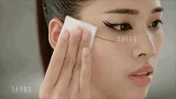 可以带着游泳的耳机,可以带着游泳的电话手表