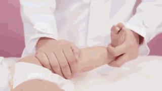 小孩子穿纸尿裤o型腿,穿纸尿裤会导致宝宝o型腿吗