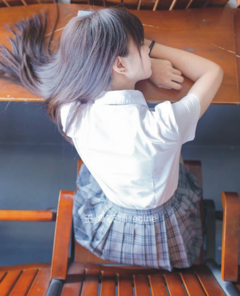 元气满满衬衫百褶裙,元气浅蓝格裙