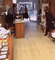 小伙子，女朋友害怕很正常，你也不能这样对她啊