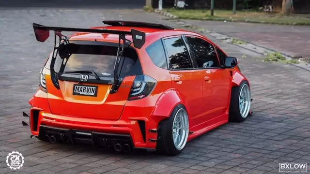 为了装上心仪轮毂换成五孔轴头，这辆爆改宽体的涡轮飞度真帅！