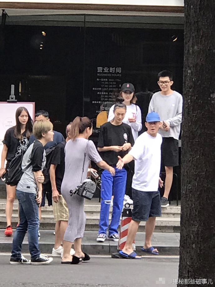 陈冠希陪秦舒培,陈冠希携秦舒培现身日本街道