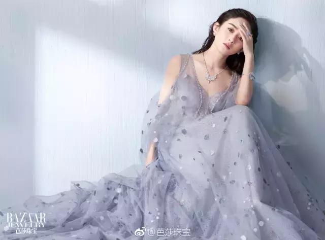 赵丽颖的项链价值百万,赵丽颖的字母项链