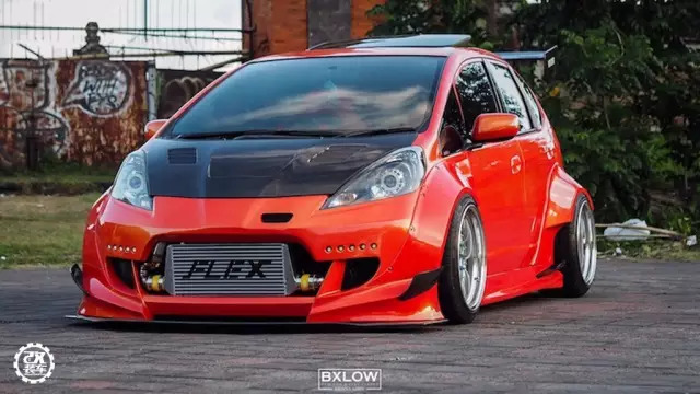 为了装上心仪轮毂换成五孔轴头，这辆爆改宽体的涡轮飞度真帅！