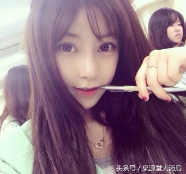 为什么隐形眼镜戴上看东西会很大 (为什么戴上隐形眼镜视物会放大)