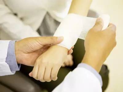 网球保护胳膊的防护套,网球运动中常见的运动损伤与防护