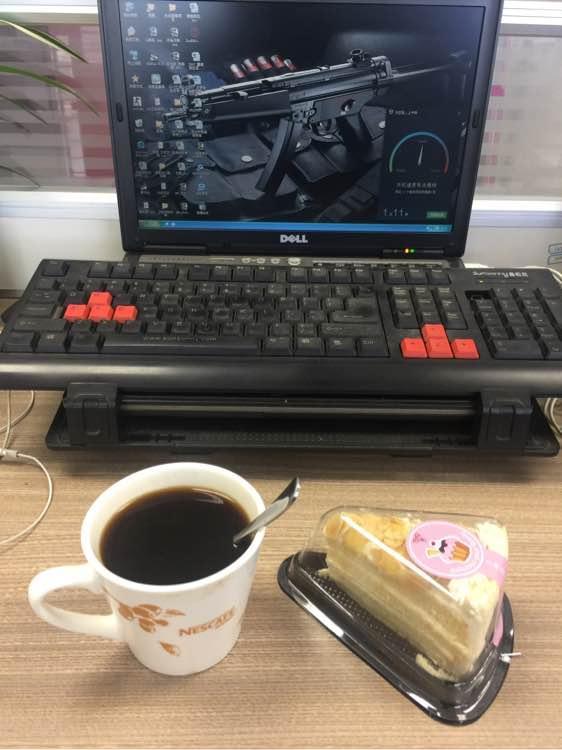 上班绑鱼钩，午休去钓鱼，因为工作耽搁了钓鱼，太不值！