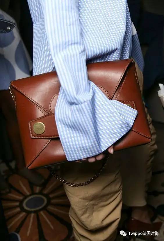 现在还流行挎肩包吗,现在流行手提包还是链条包