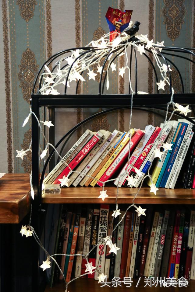 喵~铲屎官注意，郑州东区这家小店各种萌喵环绕，桌上披萨有料！